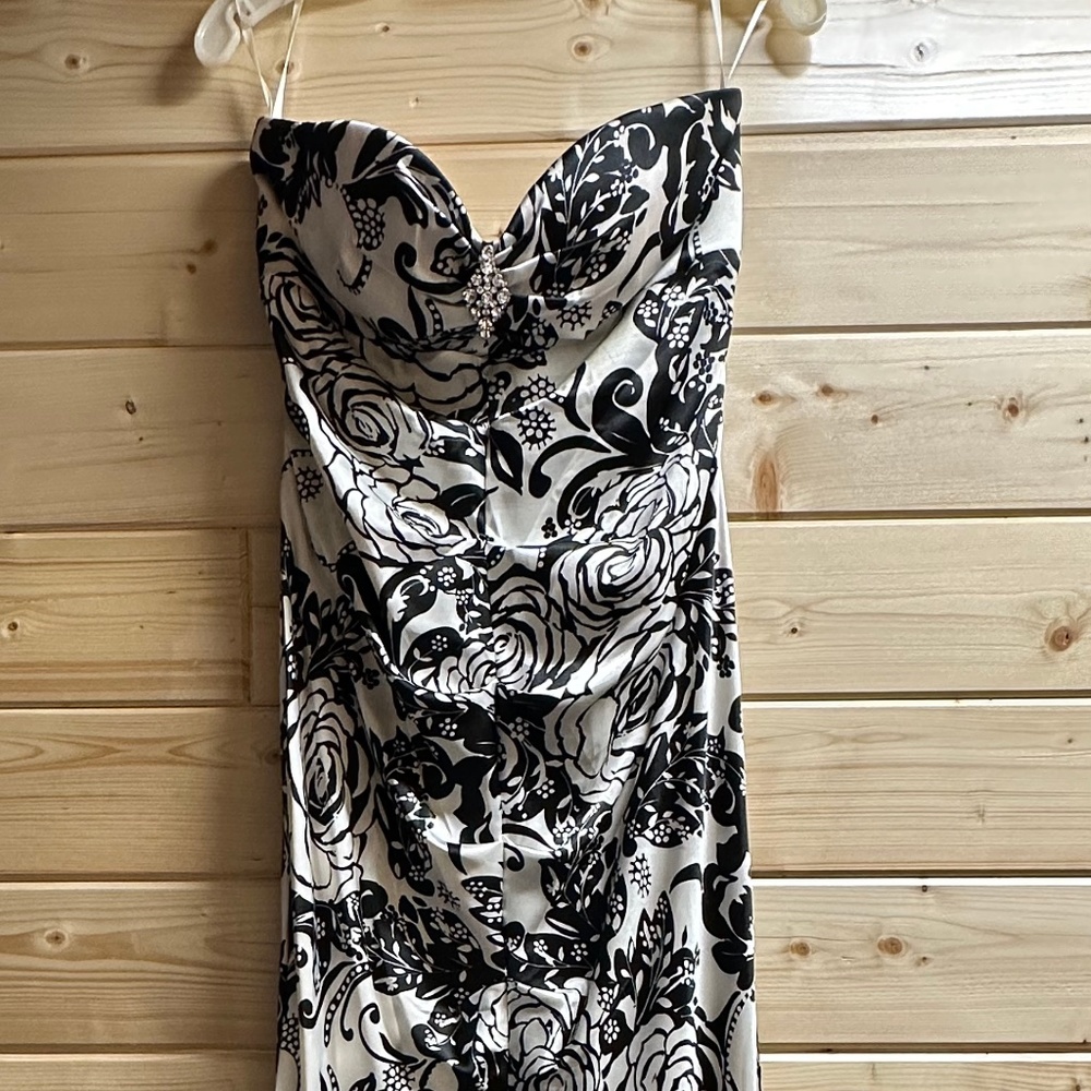 Xscape by Joanna Chen Formal Dress with Mermaid Sillohuette Black and White Sz10